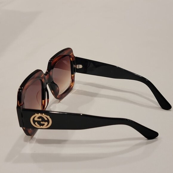 Authentic Gucci sunglasses with case - Picture 4 of 10